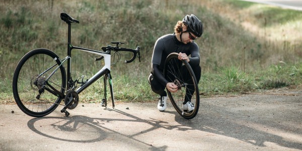 Come sostituire una ruota forata su una bici da corsa in pochi passi